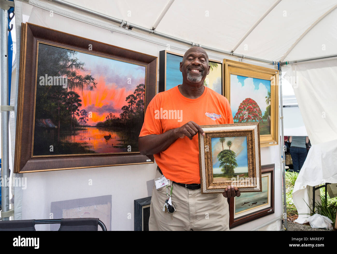 Frühlingsfest in Gainesville, Florida, Roy McLendon ist Mitglied der Florida Wegelagerer, eine Gruppe von Schwarz, Aftrican amerikanischen Künstlern. Stockfoto