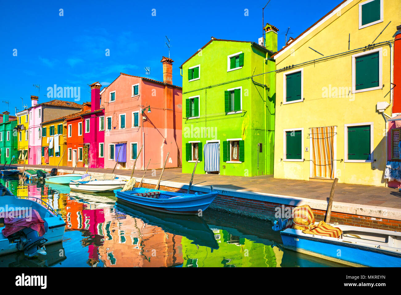 Wahrzeichen von Venedig, Burano Insel Kanal, bunte Häuser und Boote, Italien. Europa Stockfoto