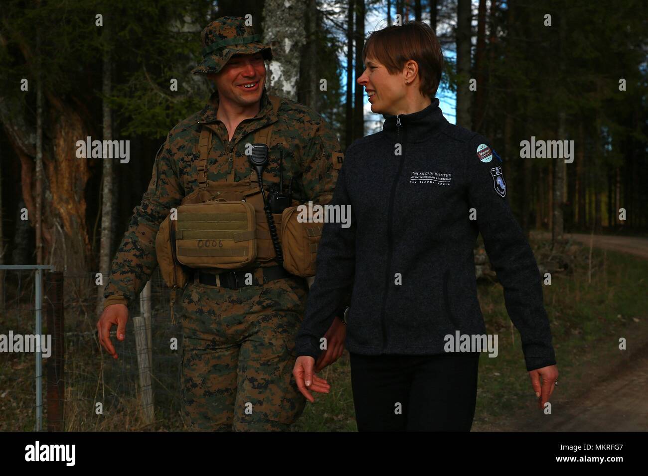 Der Präsident von Estland Kersti Kaljulaid bespricht Übung Igel mit Marine Rotational Force-Europe (MRFE) 18.1 Bravo Company Commander Kapitän Andrew Davis bei Voru, Estland, Mai 5, 2018, 5. Mai 2018. Präsident Kaljulaid besucht Marinesoldaten und Matrosen mit MRFE und sprach über die Bedeutung der Igel, die ist eine jährliche Veranstaltung, die strategische Zusammenarbeit und Partnerschaft unter den Teilnehmern zu stärken. Das erste Mal in das Marine Corps an der Übung teilgenommen hat. Mehrere NATO-Staaten nahmen auch Igel in diesem Jahr. (U.S. Marine Corps Foto von gunnery Sgt. Clinton Firstbrook Stockfoto