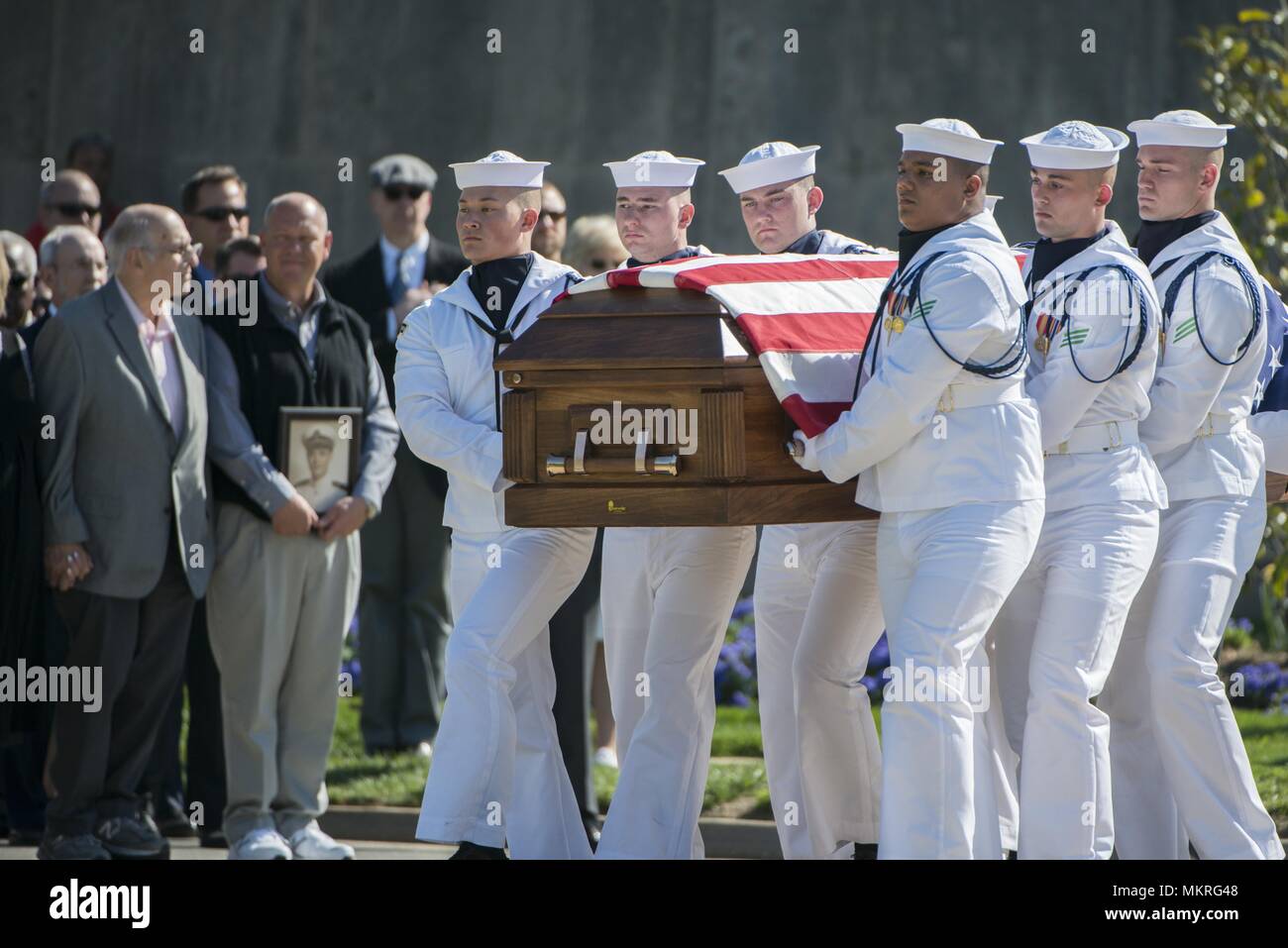 Die US-Marine zeremoniellen Guard in der vollen Ehren Rückführung von Navy Reserve Leutnant William Q, 2. Mai 2018 teilnehmen. Punnell in Abschnitt 60 von Arlington National Cemetery, Arlington, Virginia, 2. Mai 2018. Am 25. Juli 1944, Punnell war der kommandierende Offizier der VF-14 Fighter Squadron während des Zweiten Weltkrieges, als er von oben nach unten über den Pazifischen Ozean Schuß in seinem F6F-3 Hellcat". Beim intensiven Punnell Flak Feuer über der Insel Palau an, wenn die Rücklichter seines Hellcat direktes Feuer nahm. Er stürzte rund 300 Meter von der nördlichen Seaplane Base und sein Flugzeug auf Auswirkung wi gesunken Stockfoto