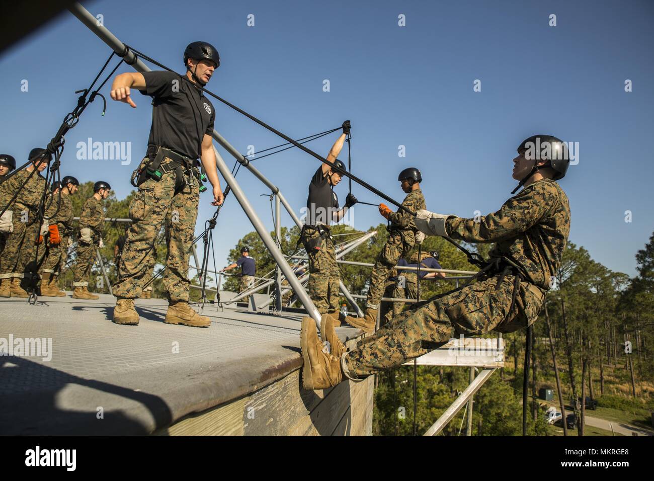 Feld Ausbilder Trainer Rekruten von Mike Unternehmen, 3. rekrutieren Ausbildung Bataillon, den Turm Mai 1, 2018 rappel, auf Parris Island, S.C. Rekruten rappel aus dem 47 m hohen Turm tragen ein Gurt, Helm und Handschuhe, Vertrauen zu gewinnen und keine Höhenangst überwinden, Mai, 2018. Mike Unternehmen ist Absolvent vom 6. Juli 2018 geplant. (Foto von Lance Cpl. Carlin Warren) Mit freundlicher Lance Cpl. Carlin Warren/Marine Corps Recruit Depot, Parris Island. () Stockfoto