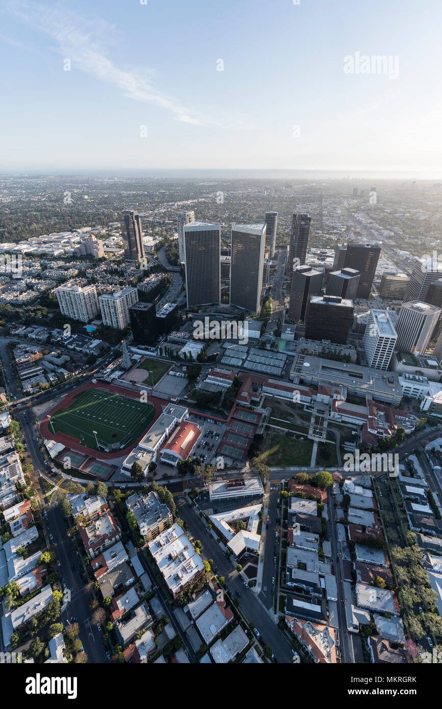 Vertikale Luftaufnahme von Beverly Hills Wohnungen und Century City Towers in Los Angeles, Kalifornien. Stockfoto