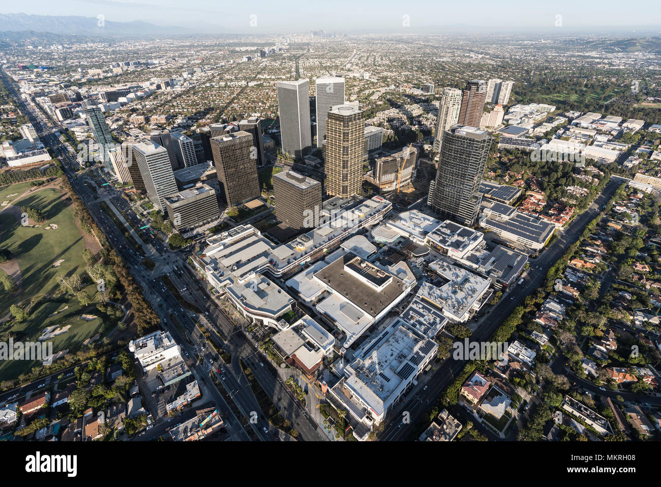 Los Angeles, Kalifornien, USA - 18. April 2018: Stadtbild Luftaufnahme von Century City Towers mit Downtown LA im Hintergrund.. Stockfoto