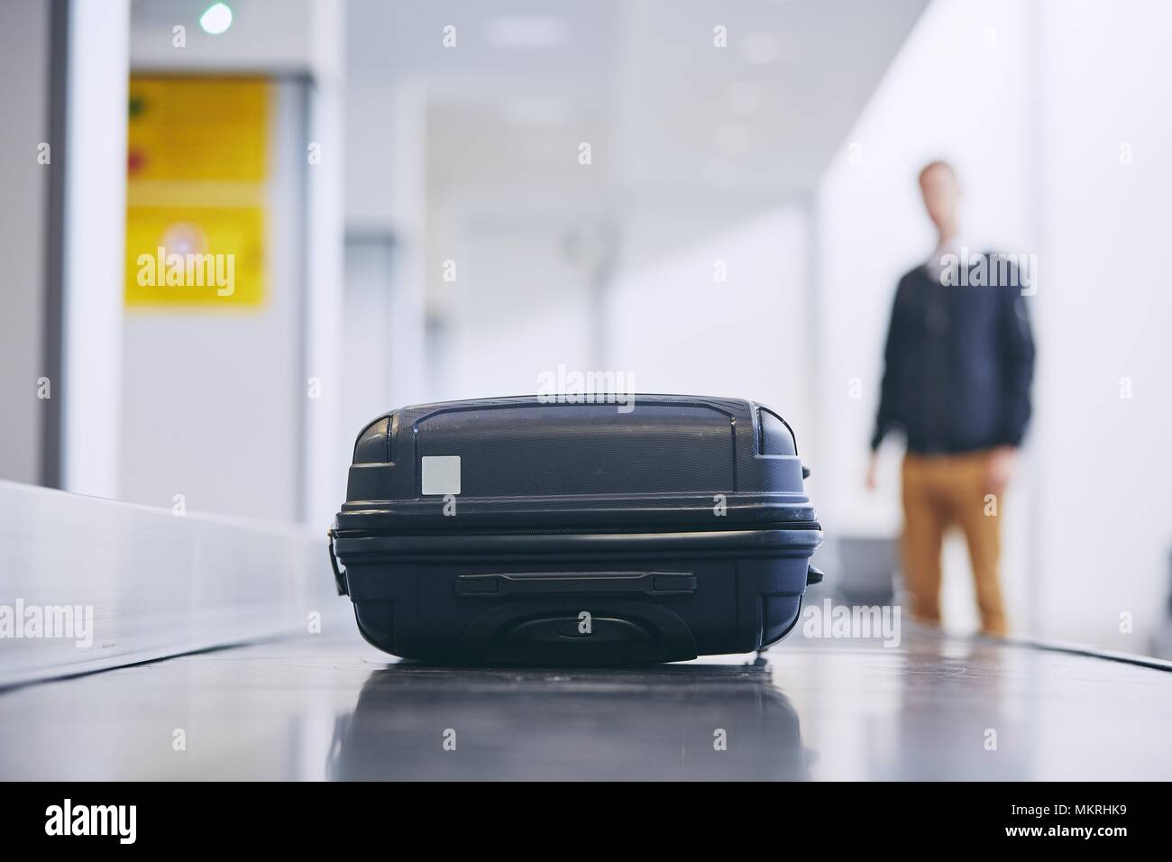 Anreise mit dem Flugzeug. Koffer auf Gepäckausgabe im Flughafen Terminal. Stockfoto