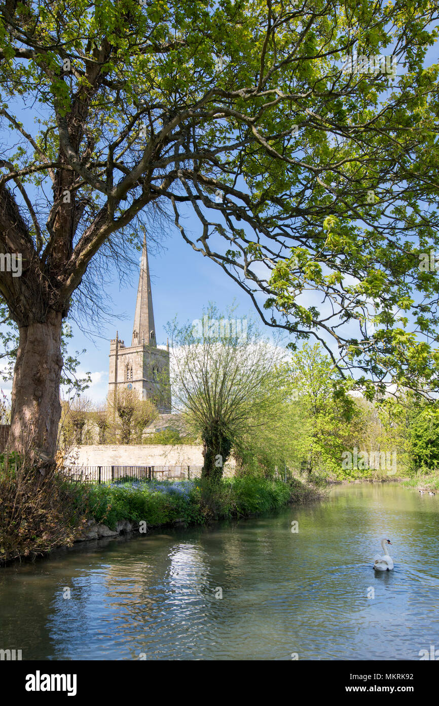 Burford Kirche und den Fluss Windrush in der Frühlingssonne. Burford, Cotswolds, Oxfordshire, England Stockfoto
