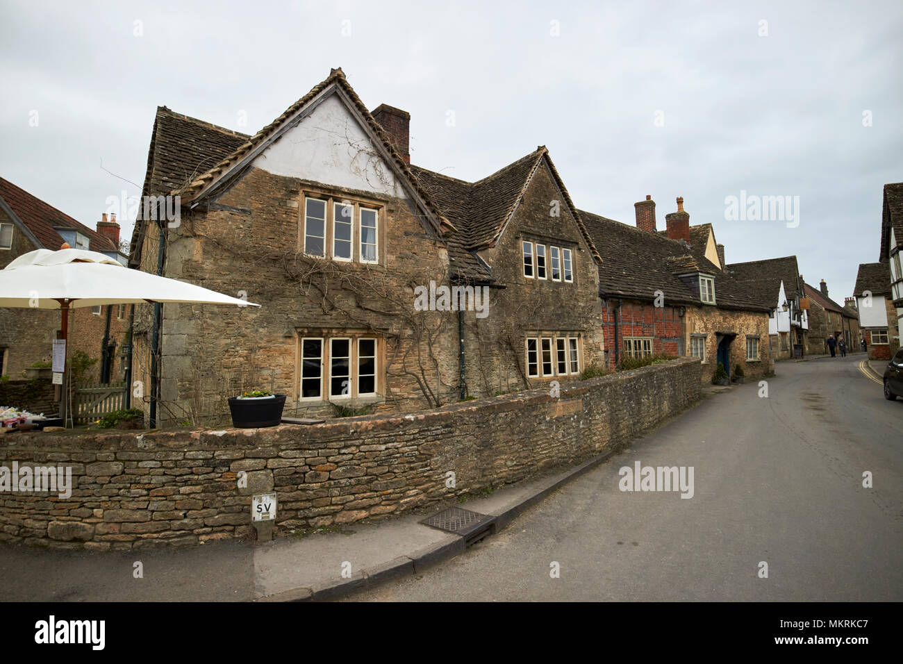 Das eckhaus am Eingang zur Kirche Straße spät mittelalterlichen Gebäude Lacock Dorf wiltshire England Großbritannien Stockfoto