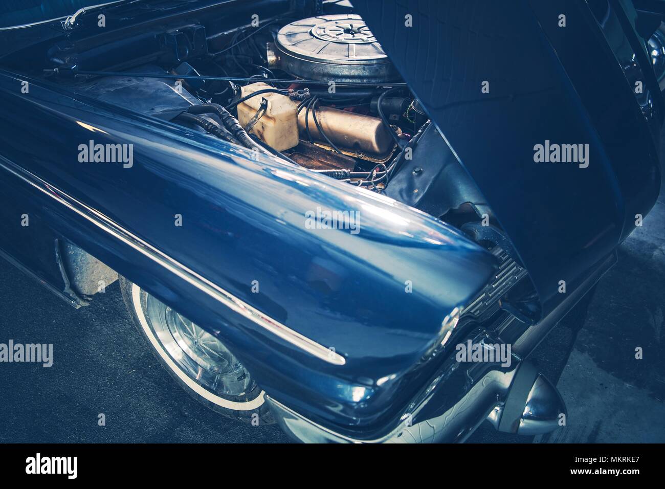 Gebrochene Classic Car mit geöffneter Motorhaube. Closeup Foto. Retro Transport Thema. Stockfoto
