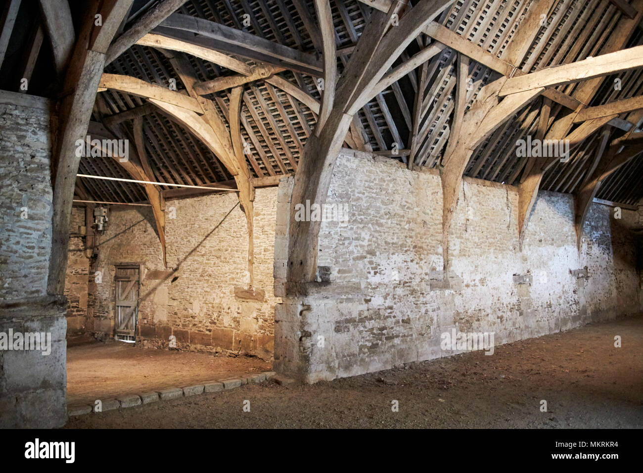 Innenraum der Zehntscheune Lacock Dorf wiltshire England Großbritannien Stockfoto