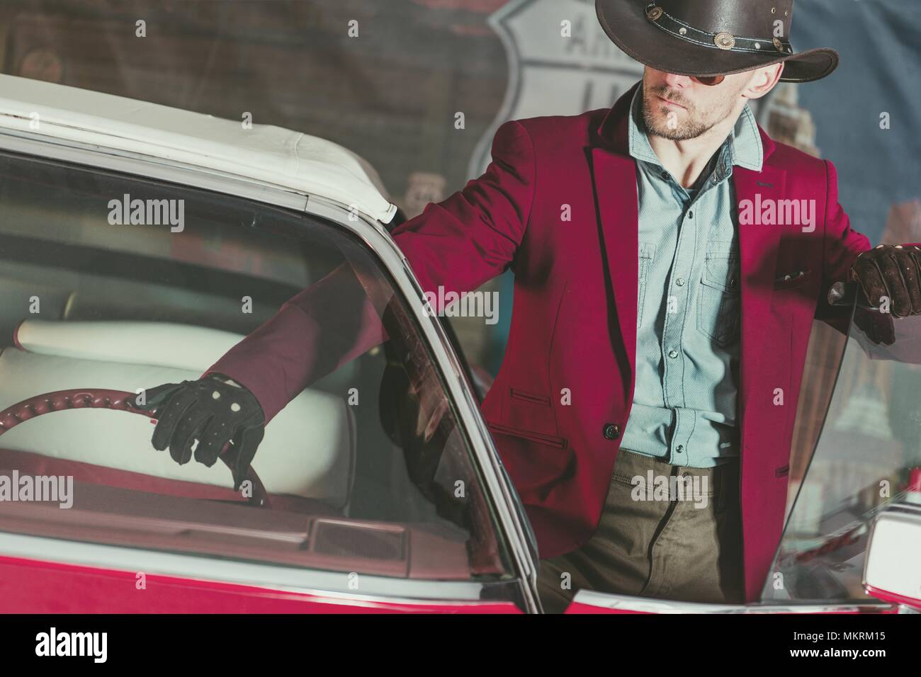 Western Cowboy Fahrer tragen. Kaukasische Männer und seiner klassischen Oldtimer. American Transport Thema. Stockfoto