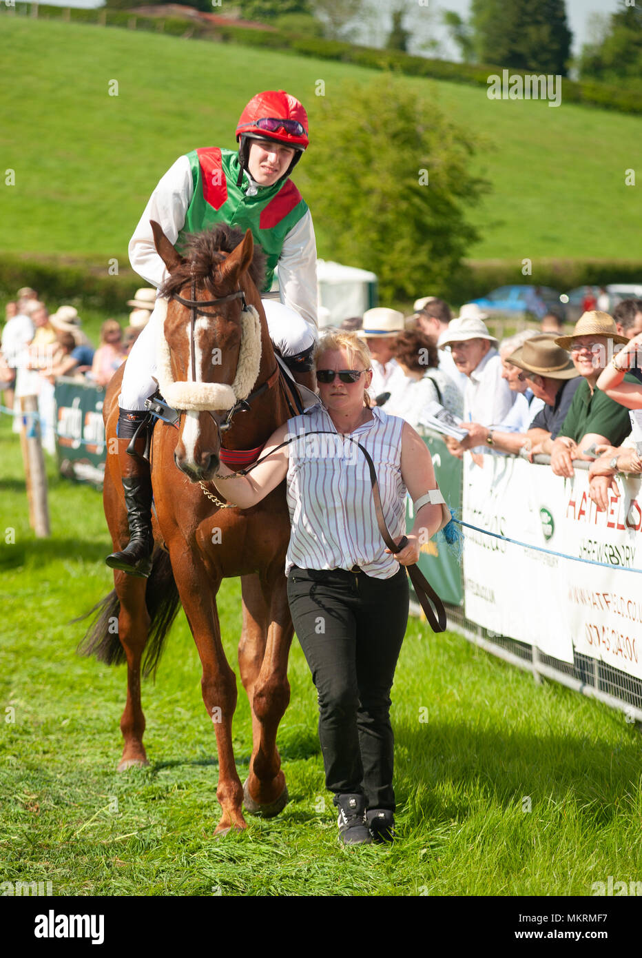 Pferde und Jockeys ging, um die Parade Ring Eyton auf Severn Punkt zu Punkt 7. Mai 2018 Stockfoto