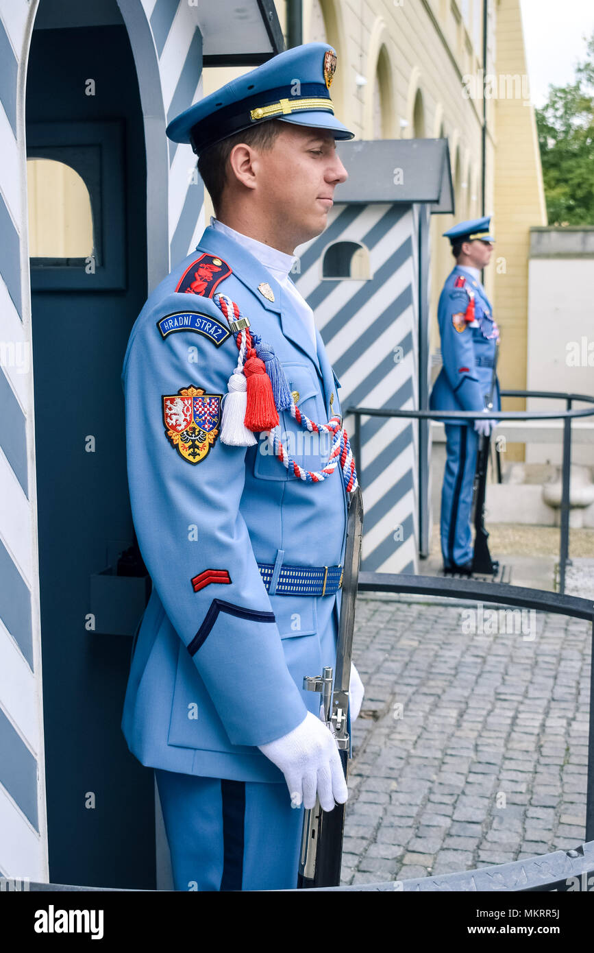 Prag/Tschechische Republik - 08.09.2016: Burg Wächter (Hradni straz) der Presidential Palace. Licht blaue Uniformen, bewaffnet. Stockfoto