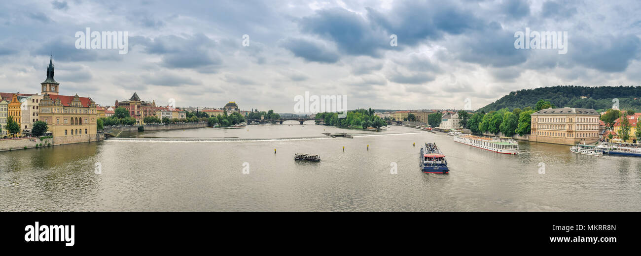 Prag/Tschechische Republik - 08.09.2016: Blick auf die Moldau von der Karlsbrücke entfernt. Fähren auf dem Fluss, dunkle Wolken am Himmel. Stockfoto