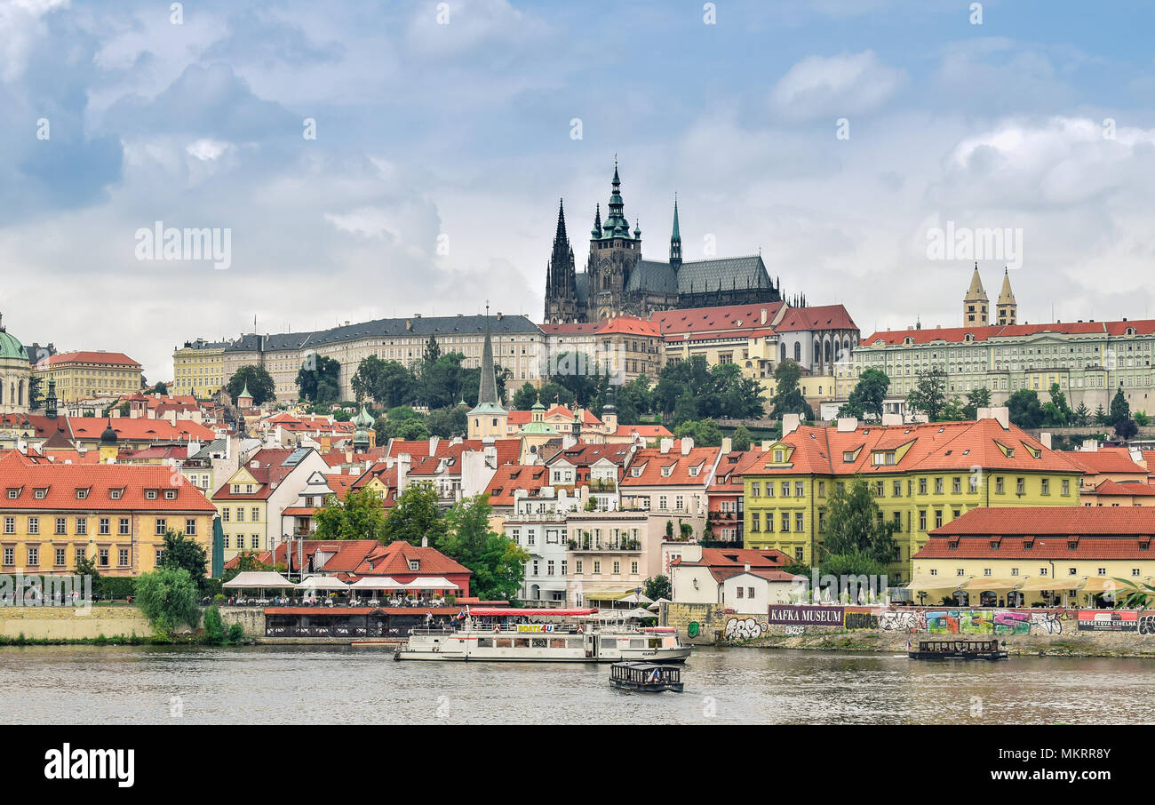 Prag/Tschechische Republik - 08.09.2016: Blick auf die Altstadt von Prag über den Fluss. Rote Dächer, historische Architektur. Stockfoto