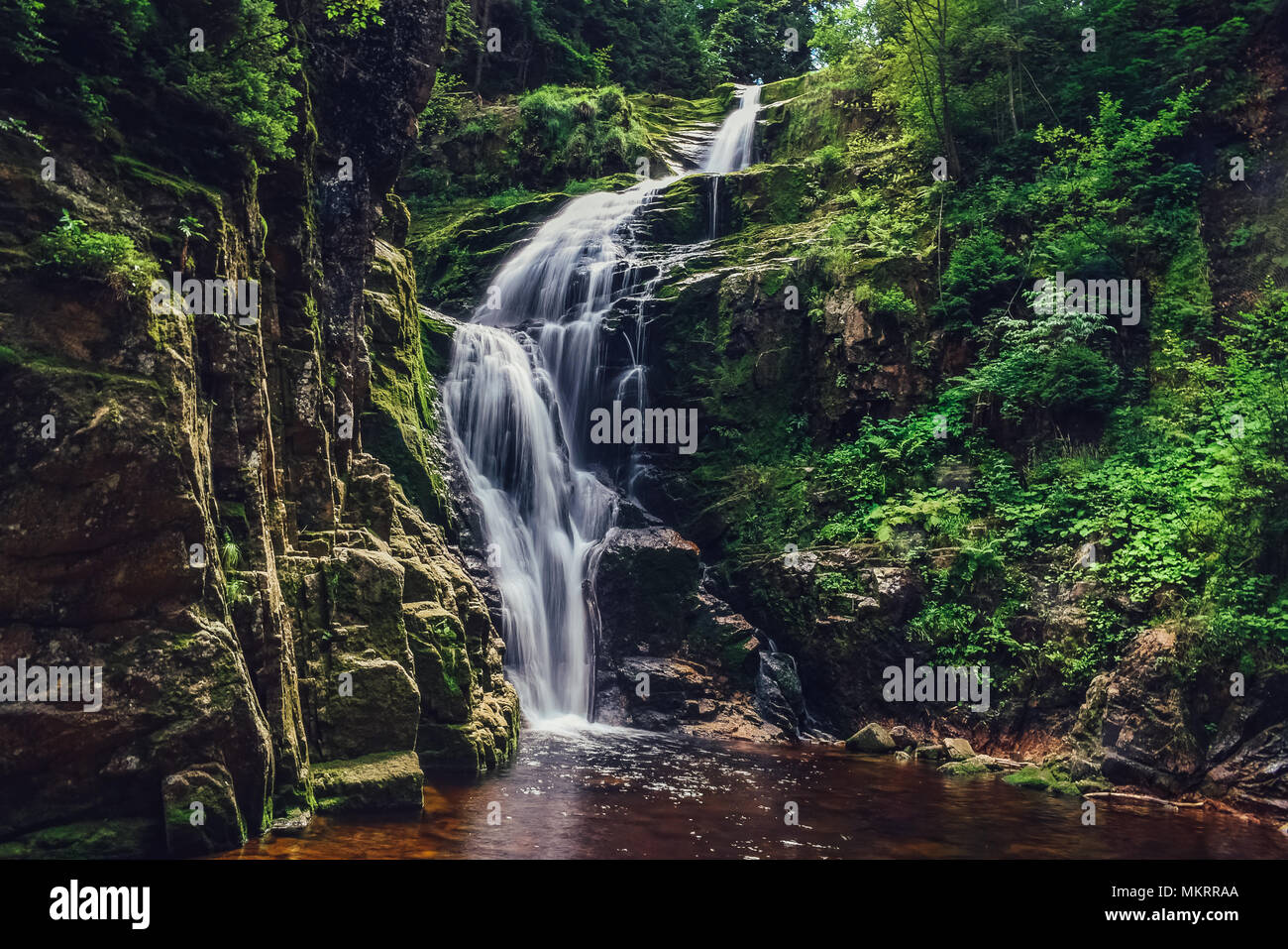 Schönen Wasserfall in den Bergen im Süden von Polen. Stockfoto