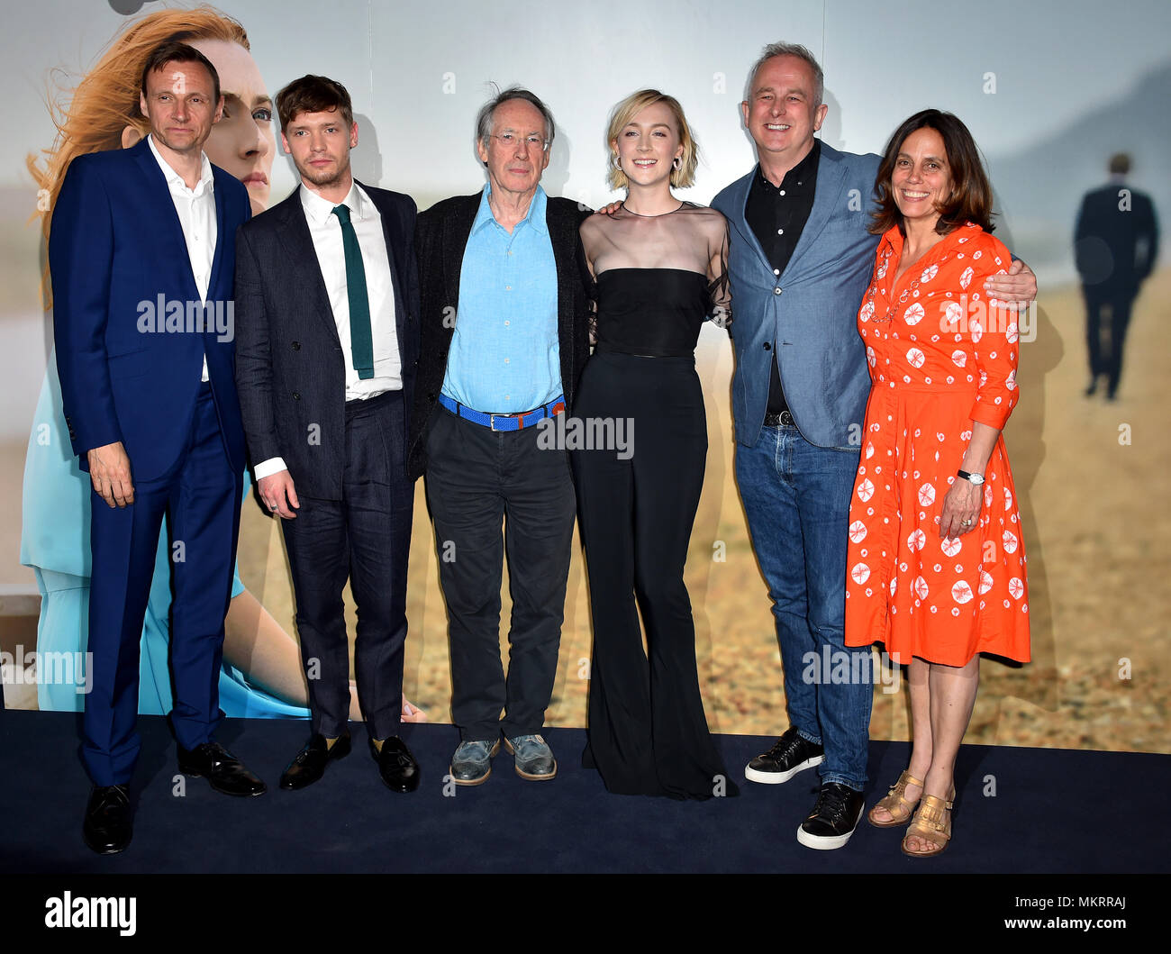 Zygi Kamasa (von links nach rechts), Billy Howle, Ian McEwan, Saoirse Ronan, Dominic Cooke und Elizabeth Karlsen an einem Special Screening von On Chesil Beach im Curzon Mayfair, London. Stockfoto