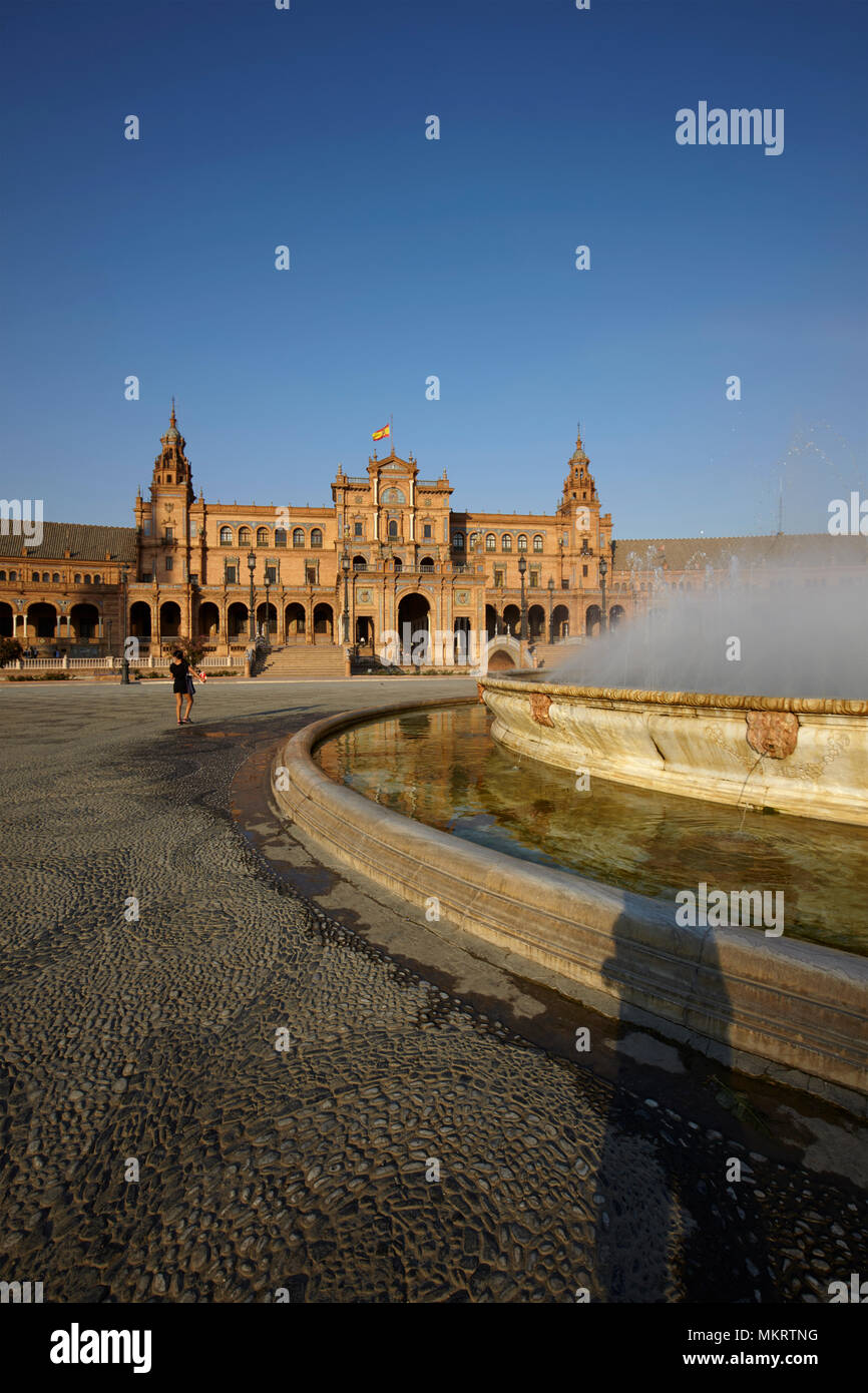 Der Brunnen und die zentralen Gebäude an der Plaza de España (Spanien Platz) in Sevilla, Spanien Stockfoto