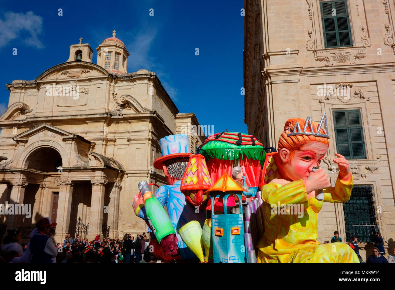 Karneval float vor der Kirche der Hl. Katharina von Italien, Karneval, Februar 2018 in Valletta, Malta, Europa Stockfoto