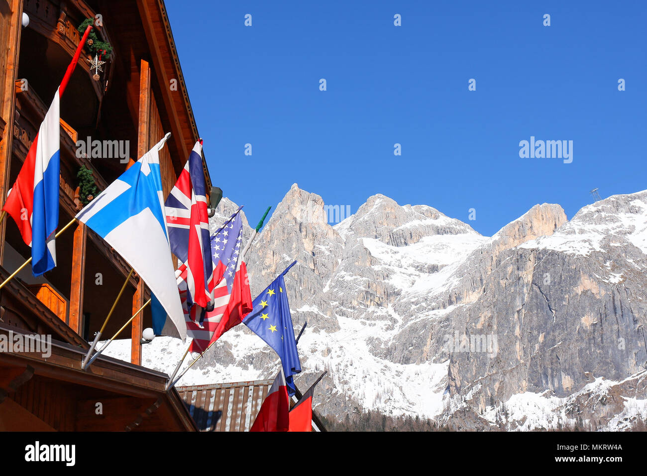 Die europäische Flagge gegen verschneite Berggipfel Stockfoto