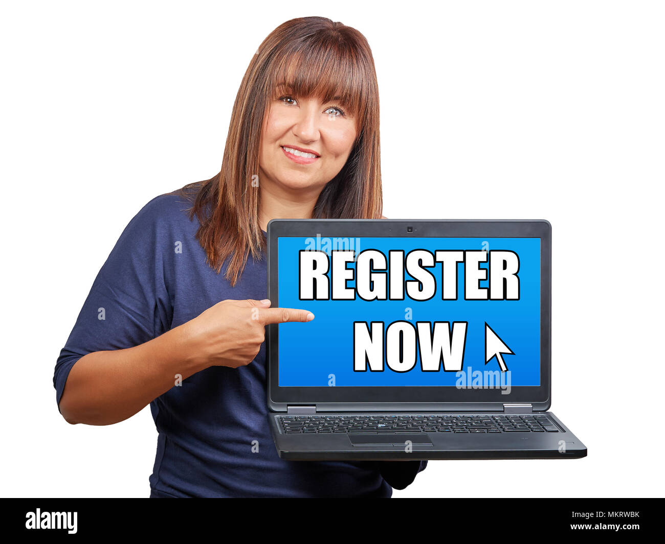 Brünette Frau mit Laptop oder Notebook zeigt jetzt registrieren auf Geröll isoliert auf weißem Stockfoto