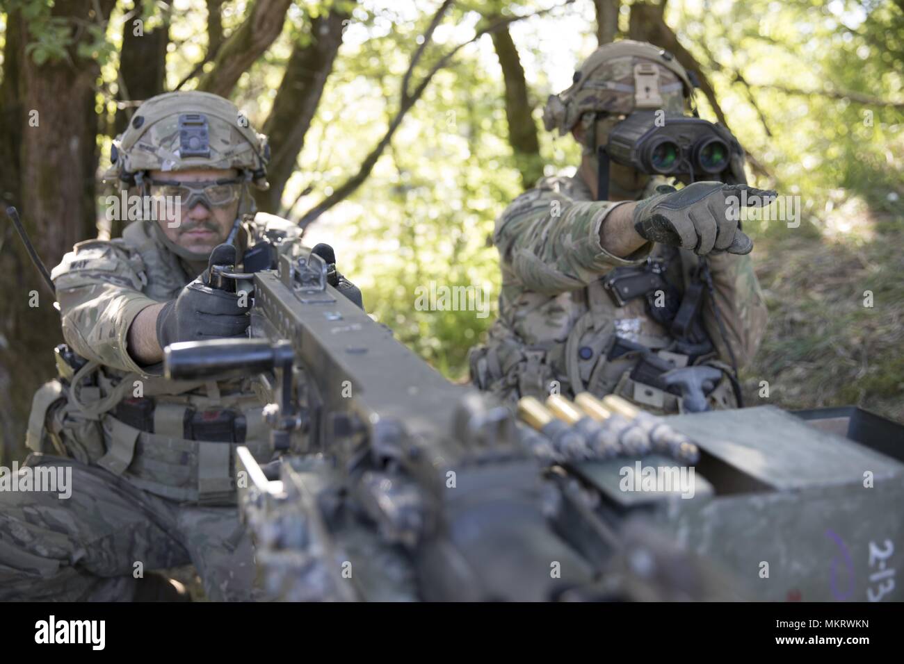 Sgt. Trace Tubbs, eine militärische Polizei aus Houston, Texas und 287 Militärpolizei Firma zugewiesen, 97th Military Police Battalion, 89th Military Police Brigade weist auf die Richtung der oppositionellen Kraft Soldaten Pfc. Brandon Weg, der Militärpolizei von Toledo, Ohio und auch für die 287 MP Co.at Hohenfels Training Center, Deutschland, 6. Mai 2018 während der kombinierten Lösung X zugeordnet. Die 287 erfolgreich eingesetzt ein Rabe zu sammeln und Maßnahmen Echtzeitinformationen zum ersten Mal in Hohenfels training Geschichte. Kombinierte Lösung X bietet Ausbildungsmöglichkeiten Kompetenz zu erhöhen. Stockfoto