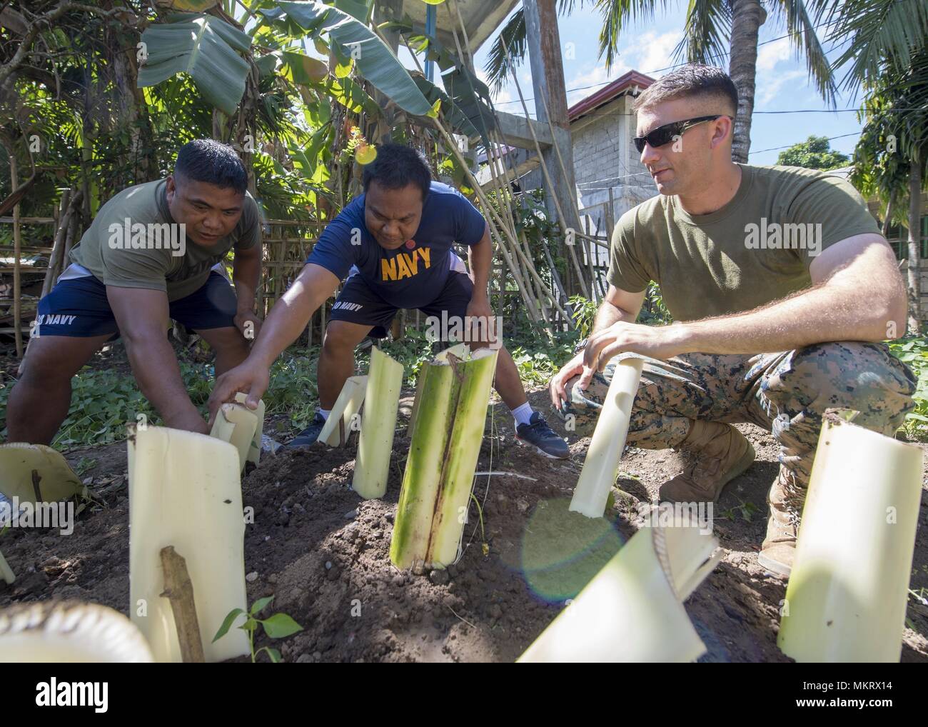 Us Marine Corps 1. Lt Mark Hanford, Civil Affairs Officer, III Marine Expeditionary Force, baut ein Garten mit Angehörigen der Streitkräfte philippinische Marine während der Übung Balikatan an der Luga Grundschule Santa Teresita, Cagayan, Philippinen, Mai 6, 2018, 6. Mai 2018. Übung Balikatan, in seiner 34. Iteration, ist eine jährliche US-Philippinischen militärische Ausbildung Übung konzentriert sich auf eine Vielzahl von Missionen, einschließlich humanitärer Hilfe und Katastrophenhilfe, Terrorismusbekämpfung, und andere kombinierte militärische Operationen vom 7. Mai bis 18. Mai statt. (U.S. Marine Foto von Massenkommunikation S Stockfoto