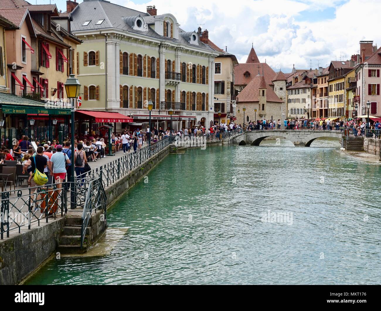 Fußgänger entlang der Kanäle und Brücken in der antiken Altstadt, Annecy, Frankreich Stockfoto