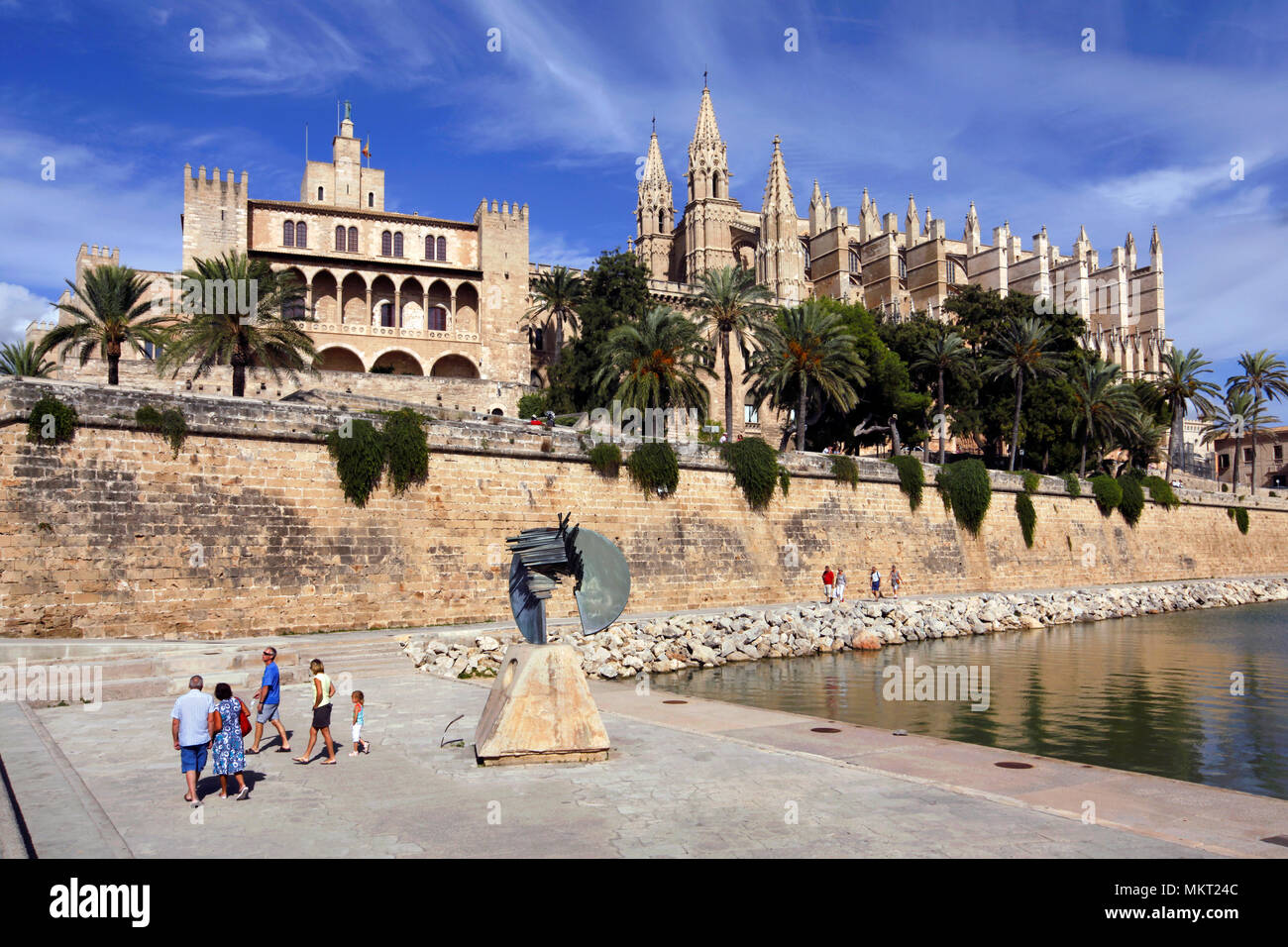 Parque del Mar, Palau de l'Almudaina/Royal Palace von La Almudaina und die Kathedrale La Seu, Palma de Mallorca, Mallorca, Balearen, Spanien Stockfoto