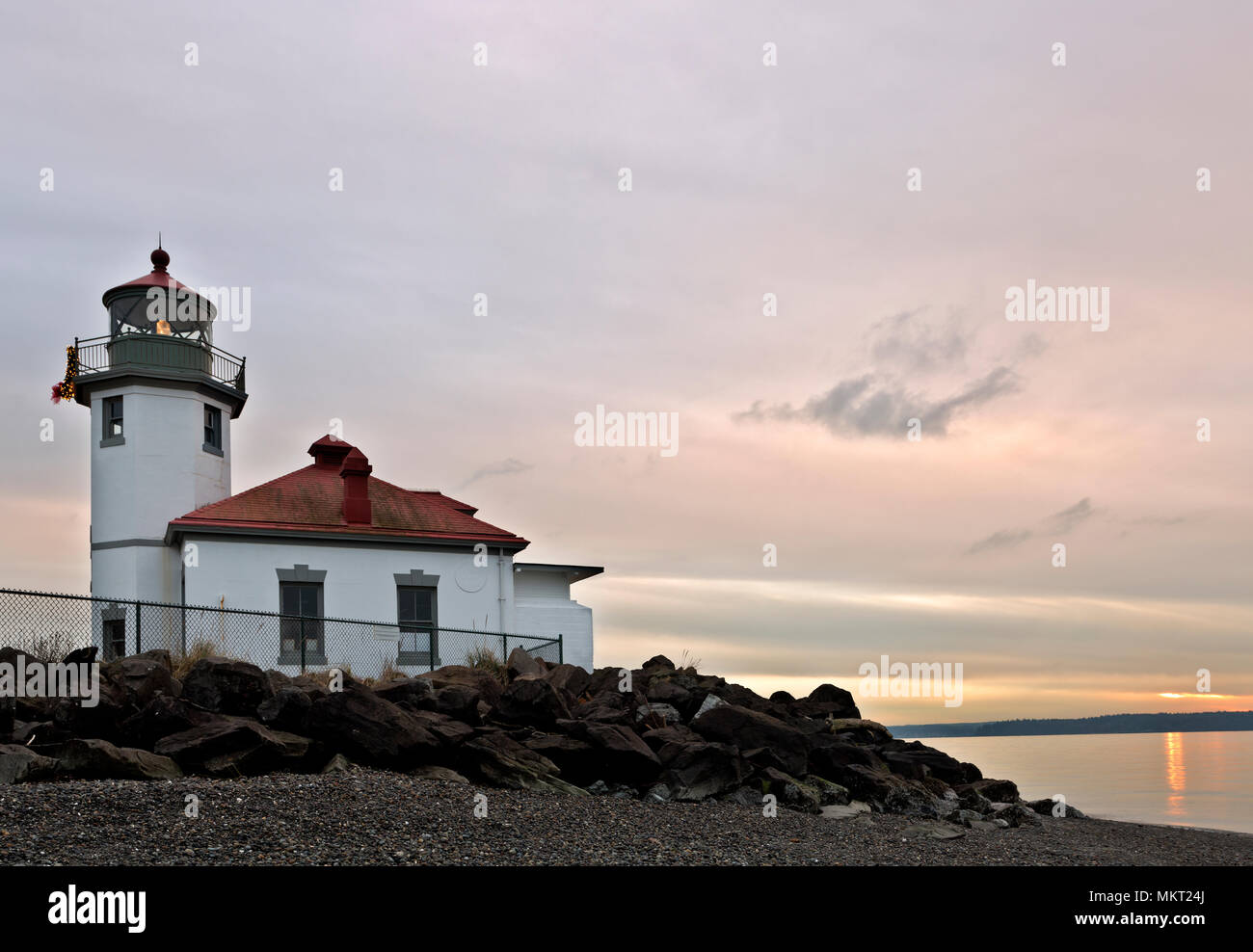 WA 15352-00 ... WASHINGTON - Alki Point Lighthouse bei Sonnenuntergang auf dem Puget Sound am südlichen Ende der Elliott Bay in West Seattle. Stockfoto