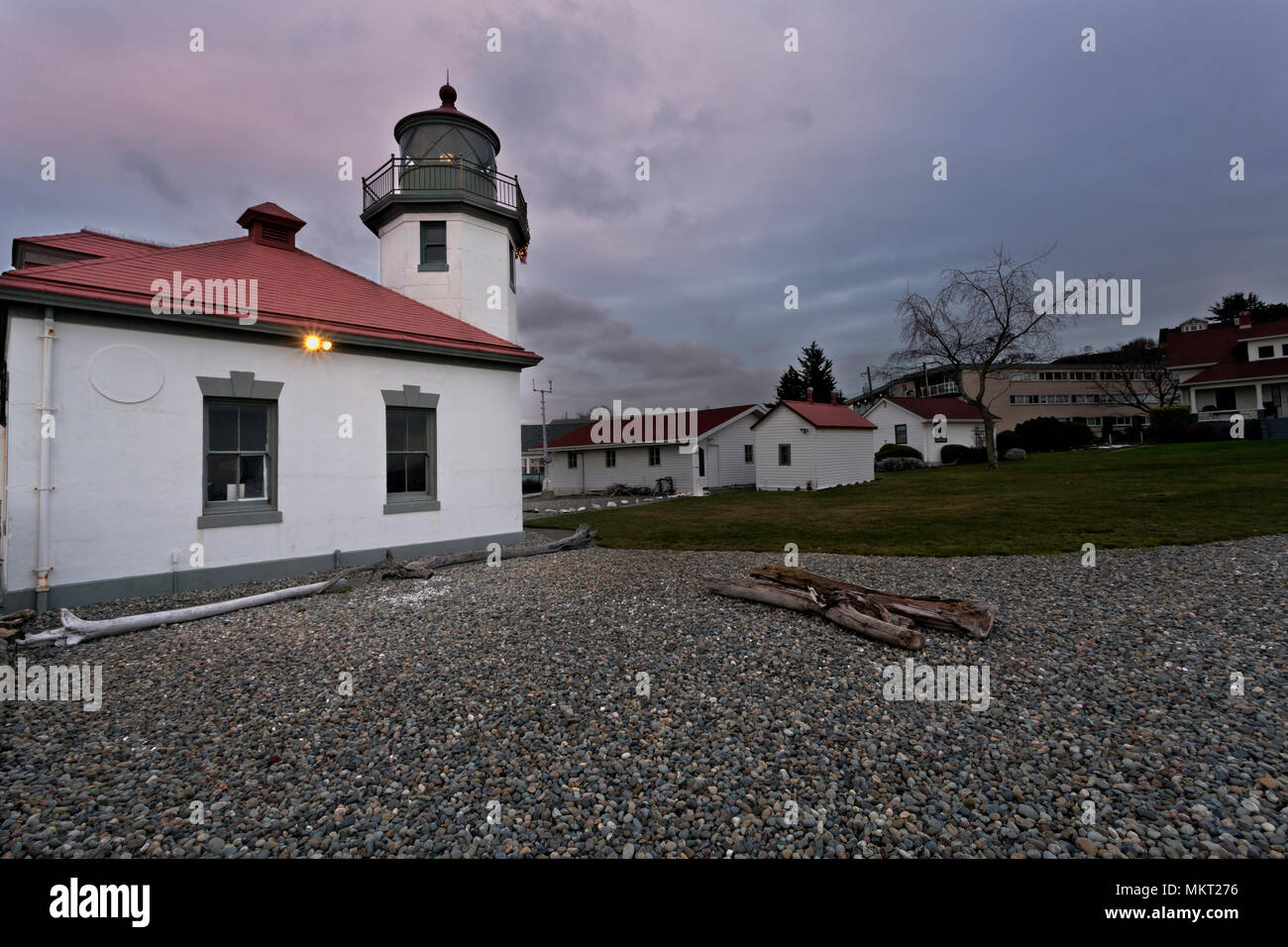 WA 15354-00 ... WASHINGTON - Alki Point Lighthouse bei Sonnenuntergang auf dem Puget Sound am südlichen Ende der Elliott Bay in West Seattle. Stockfoto