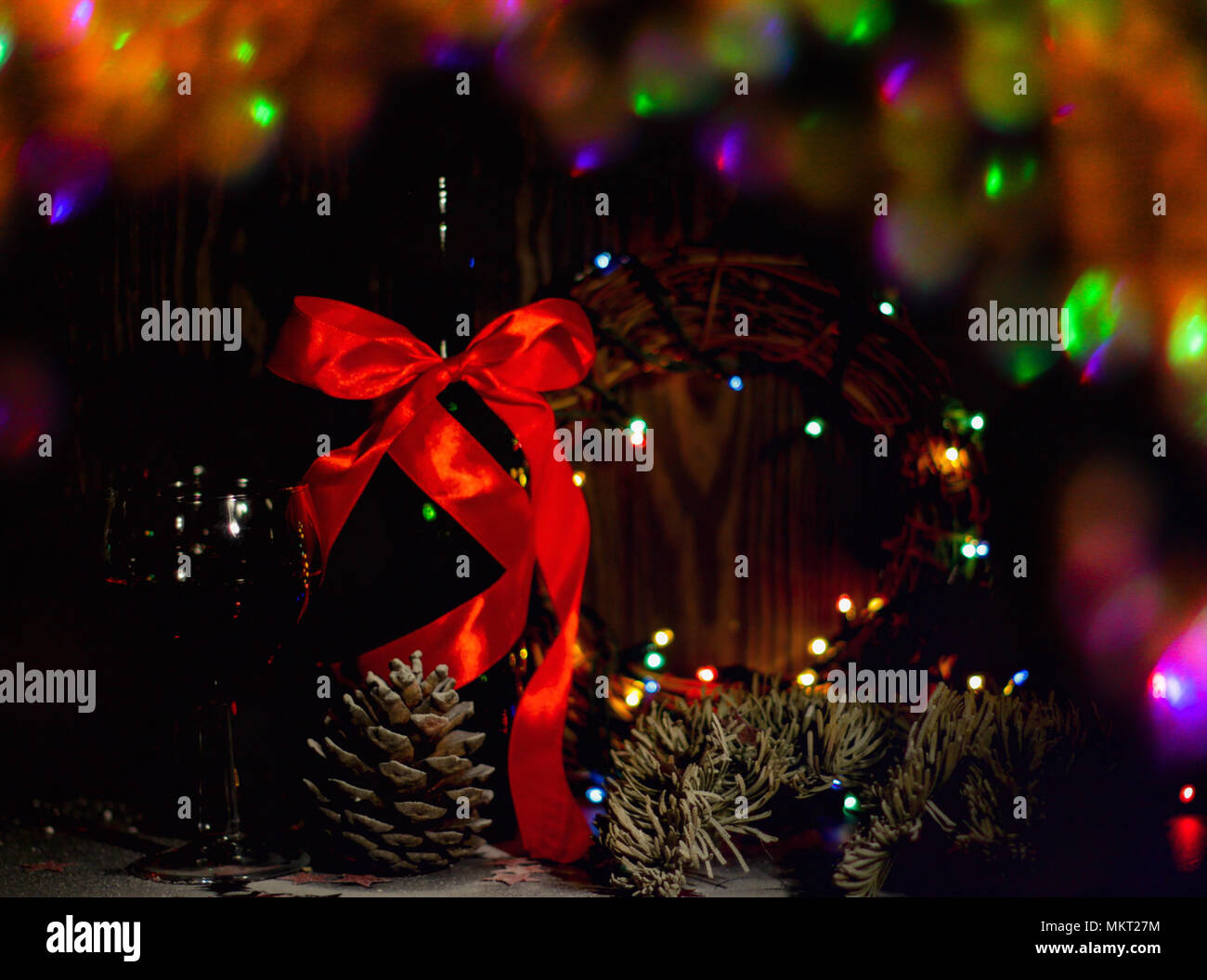 Rotwein, Flasche und Weihnachtsschmuck, selektive konzentrieren, und Feier Stockfoto