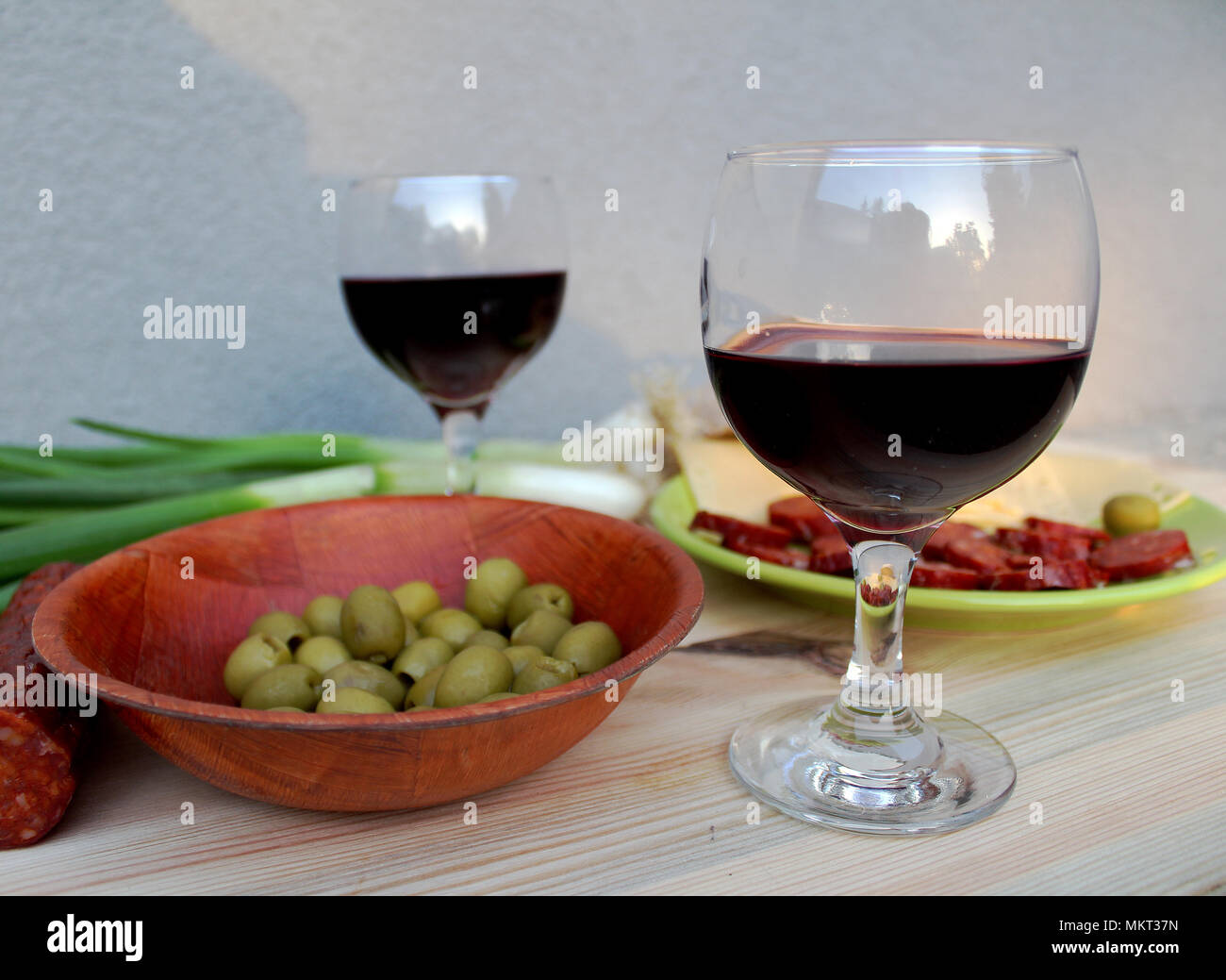 Immer noch leben - Objekte - Essen und Getränke - zwei Gläser Wein mit Oliven, Käse und Wurst Stockfoto