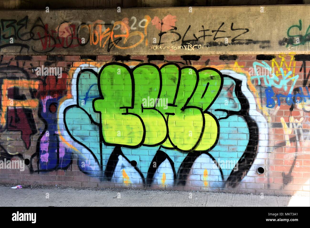 Kunst oder Graffiti Wahrnehmung ist alles, brauchen wir mehr oder weniger, Kreative oder destruktiv. Stockfoto