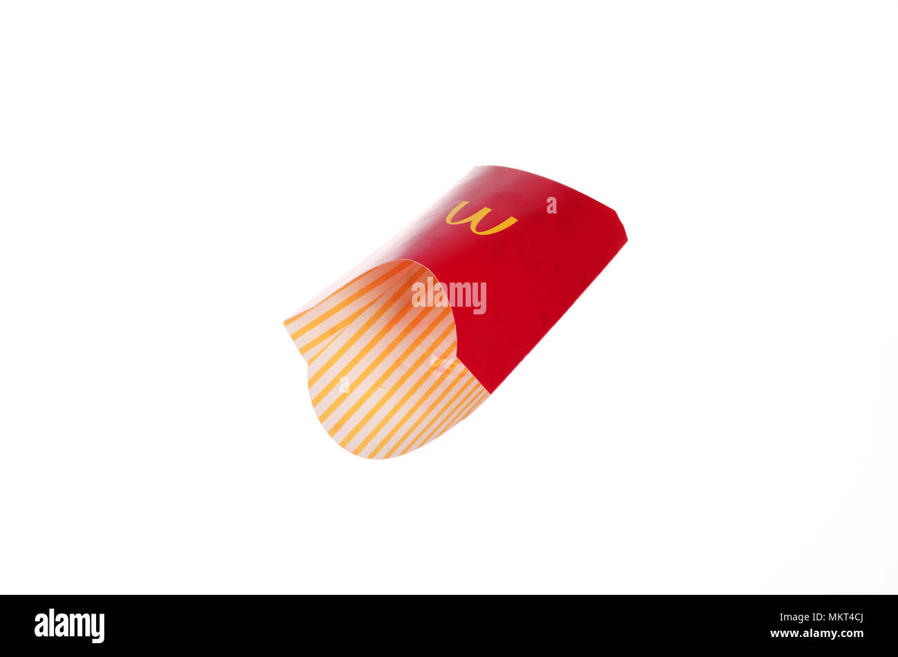 Leere McDonalds Pommes frites Container auf weißem Hintergrund Stockfoto
