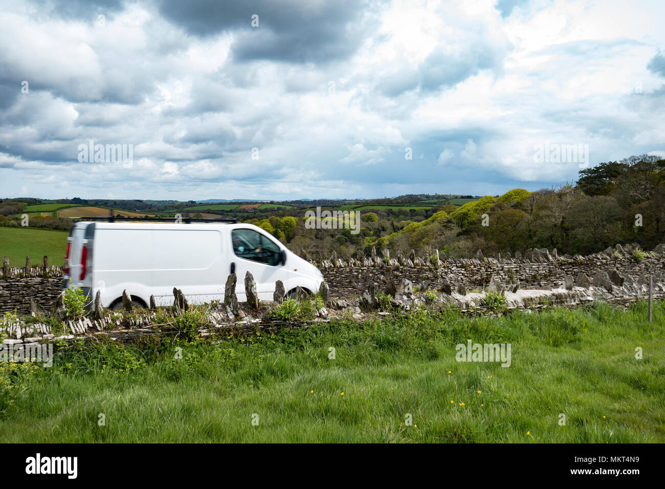 Weißen Lieferwagen Schnellfahren auf einem Feldweg in Cornwall, England, Großbritannien, Großbritannien. Stockfoto