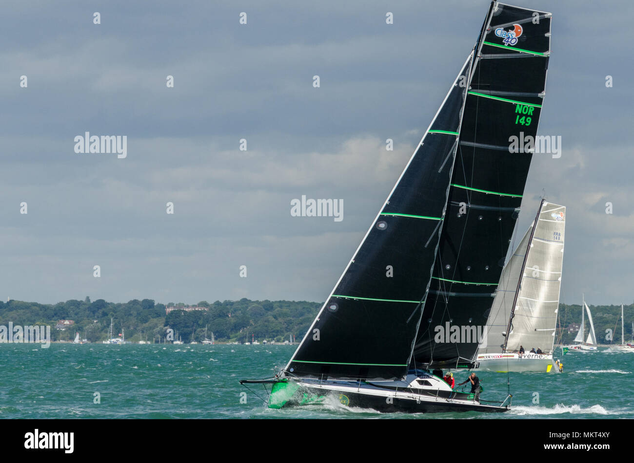 Fastnet Yacht Race 2017 passing Yarmouth Pier auf der Insel Wight. Mit Yachtcharter noch 149 'Hydra' Stockfoto