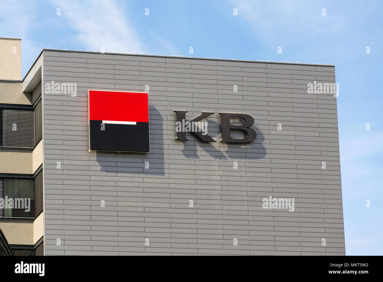 Prag, tschechische Republik - 27 April 2018: Societe Generale Bank- und Finanzdienstleistungen der Unternehmen KB Komercni Banka Logo auf der Tschechischen Zentrale Stockfoto