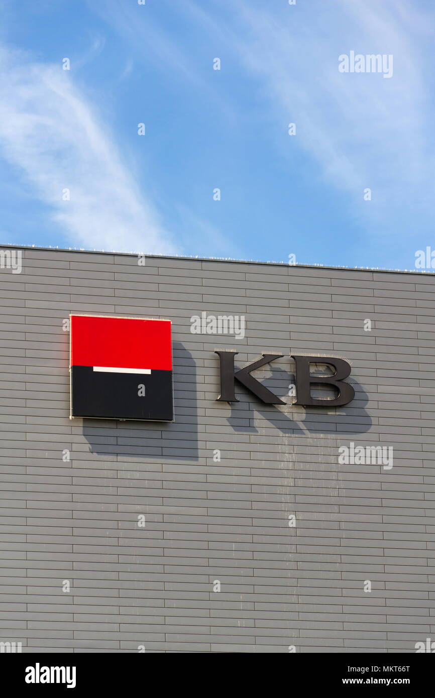 Prag, tschechische Republik - 27 April 2018: Societe Generale Bank- und Finanzdienstleistungen der Unternehmen KB Komercni Banka Logo auf der Tschechischen Zentrale Stockfoto