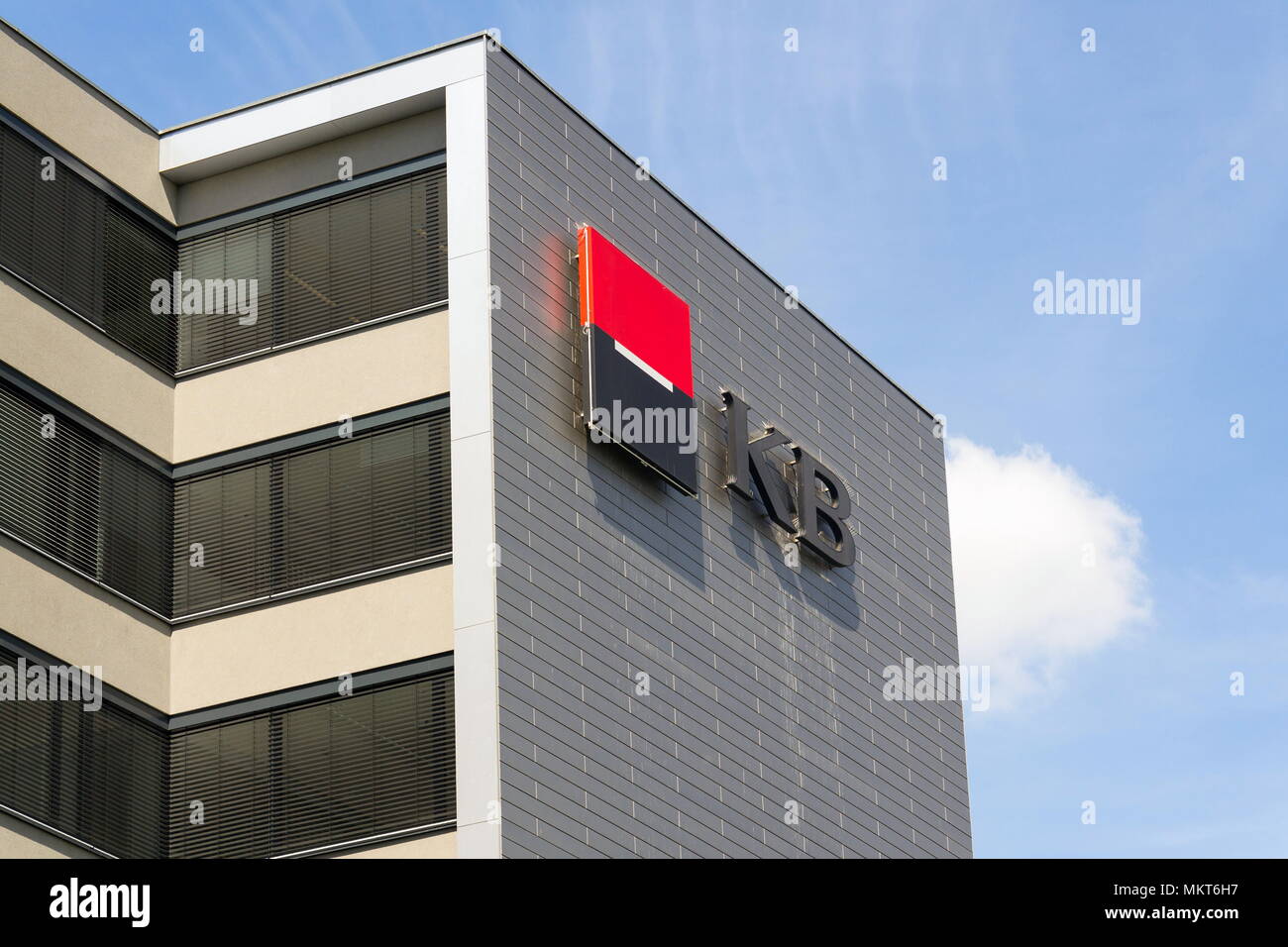 Prag, tschechische Republik - 27 April 2018: Societe Generale Bank- und Finanzdienstleistungen der Unternehmen KB Komercni Banka Logo auf der Tschechischen Zentrale Stockfoto