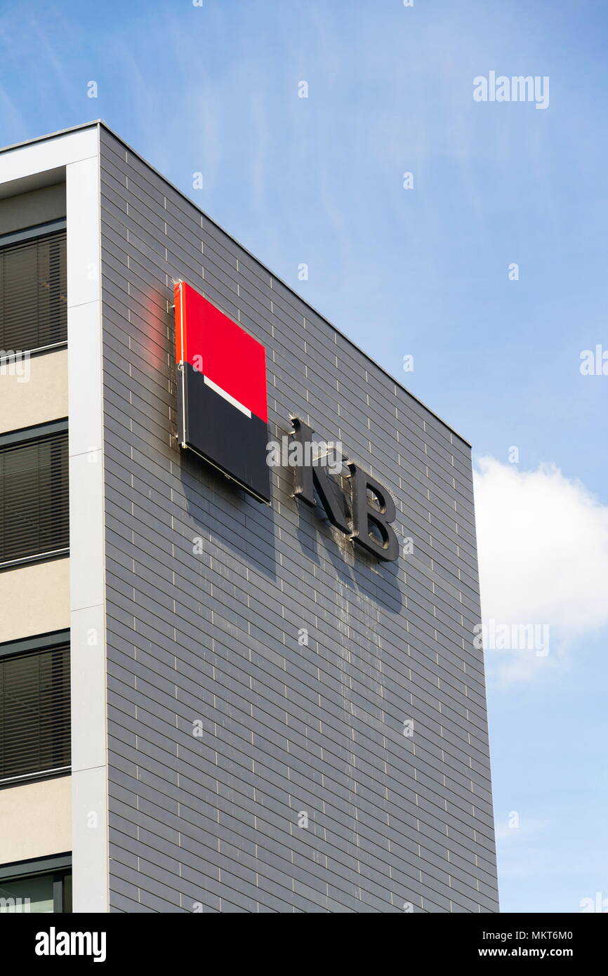 Prag, tschechische Republik - 27 April 2018: Societe Generale Bank- und Finanzdienstleistungen der Unternehmen KB Komercni Banka Logo auf der Tschechischen Zentrale Stockfoto