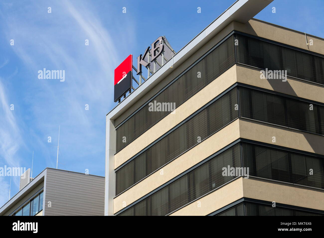 Prag, tschechische Republik - 27 April 2018: Societe Generale Bank- und Finanzdienstleistungen der Unternehmen KB Komercni Banka Logo auf der Tschechischen Zentrale Stockfoto