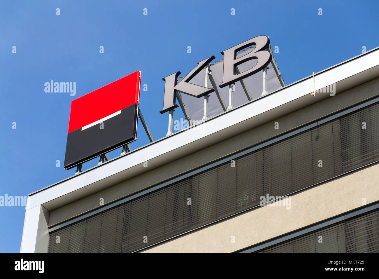 Prag, tschechische Republik - 27 April 2018: Societe Generale Bank- und Finanzdienstleistungen der Unternehmen KB Komercni Banka Logo auf der Tschechischen Zentrale Stockfoto