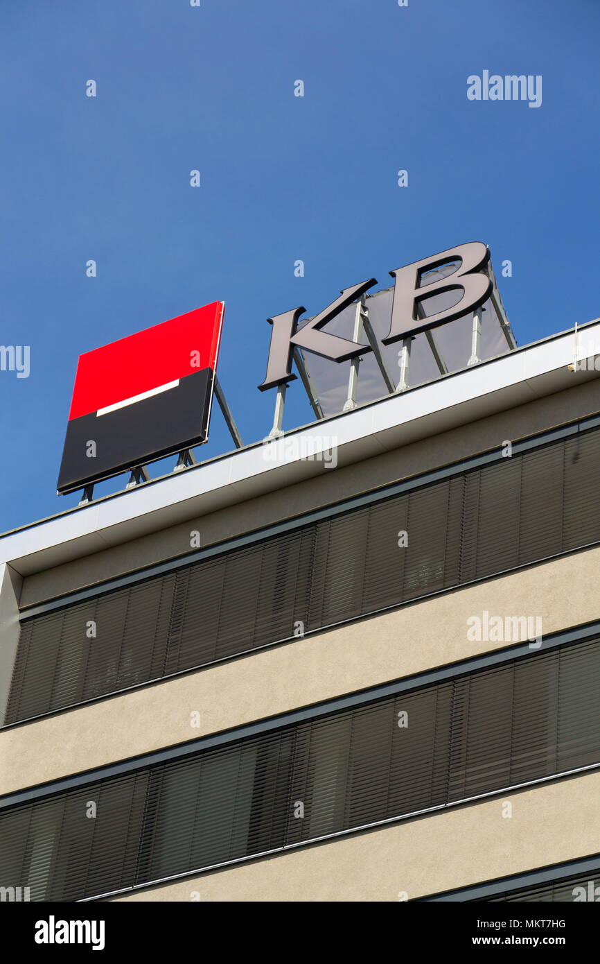 Prag, tschechische Republik - 27 April 2018: Societe Generale Bank- und Finanzdienstleistungen der Unternehmen KB Komercni Banka Logo auf der Tschechischen Zentrale Stockfoto