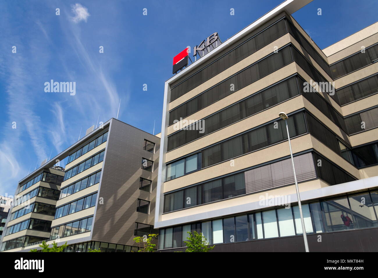 Prag, tschechische Republik - 27 April 2018: Societe Generale Bank- und Finanzdienstleistungen der Unternehmen KB Komercni Banka Logo auf der Tschechischen Zentrale Stockfoto