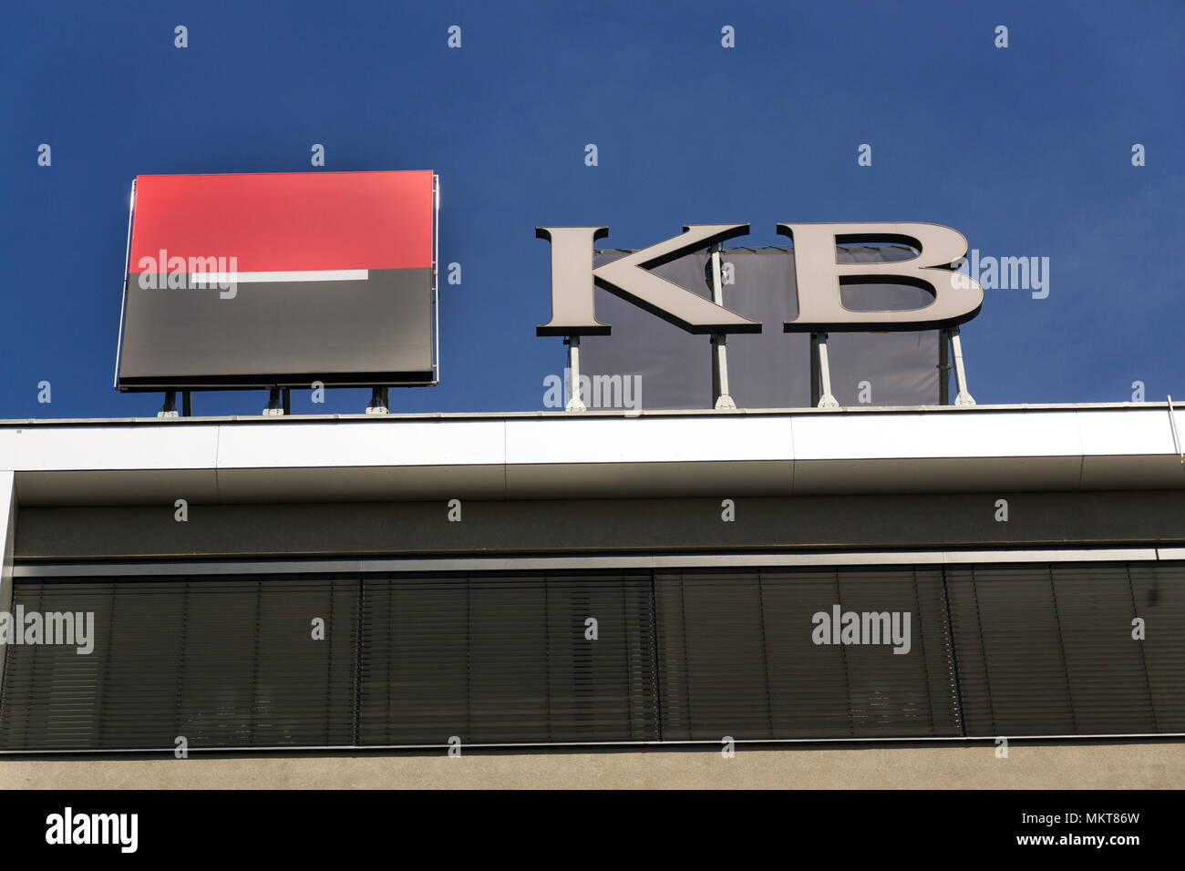 Prag, tschechische Republik - 27 April 2018: Societe Generale Bank- und Finanzdienstleistungen der Unternehmen KB Komercni Banka Logo auf der Tschechischen Zentrale Stockfoto