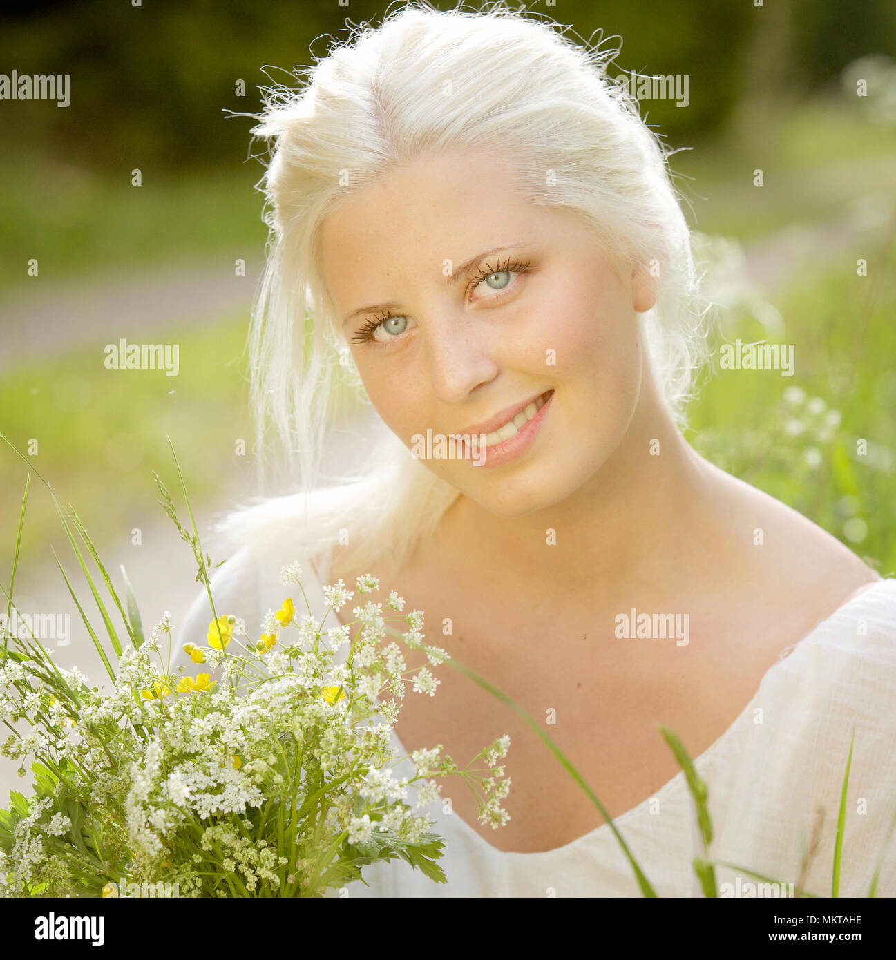 Eine schwedische Tradition ist, dass der Sommernachtstraum pick sieben verschiedene Blumen unter das Kopfkissen gelegt werden, so dass die Träume über den zukünftigen brideg Stockfoto