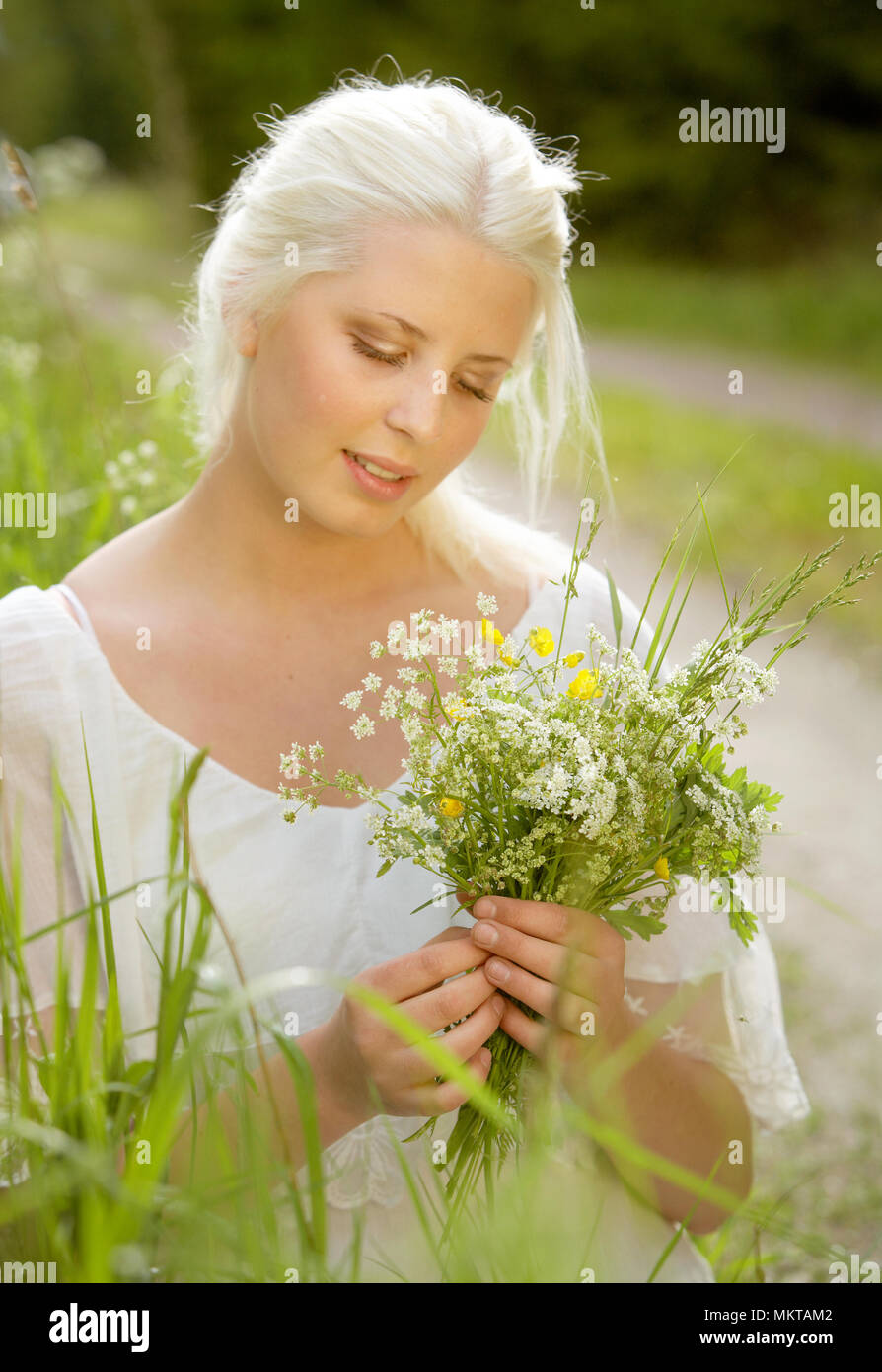 Eine schwedische Tradition ist, dass der Sommernachtstraum pick sieben verschiedene Blumen unter das Kopfkissen gelegt werden, so dass die Träume über den zukünftigen brideg Stockfoto