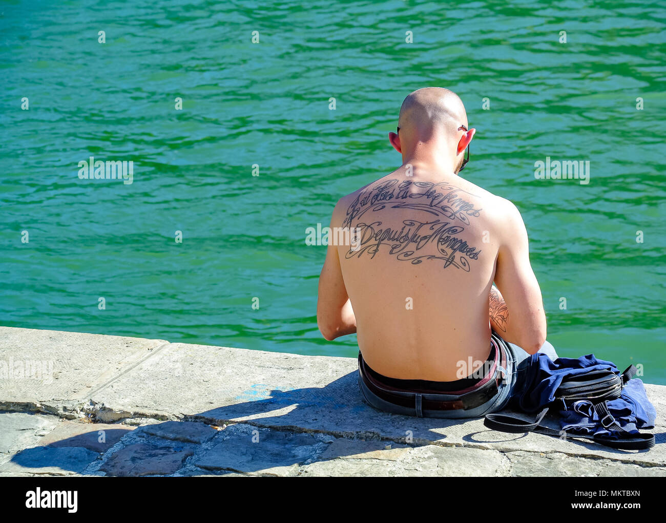 Kaukasische Mann mit Tattoos auf seinem Rücken, seine, Paris, Frankreich Stockfoto