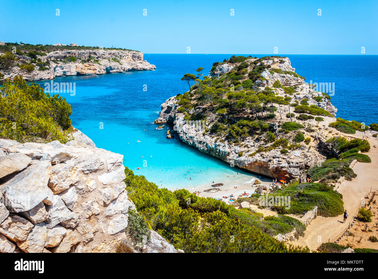 Calo des Moro, Mallorca an einem sonnigen Tag mit Menschen am Strand Stockfoto