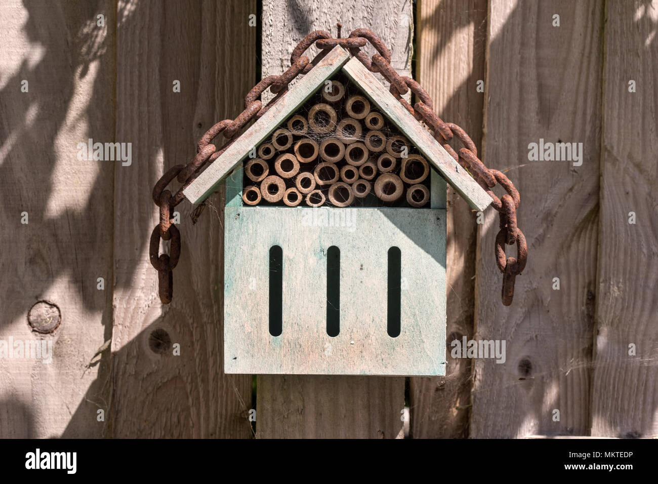 Ein Insekt Haus auf einem Holzzaun. Stockfoto