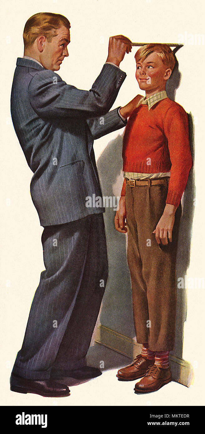 Sohn lehnt sich gegen die Wand als Vater Höhe Maßnahmen Stockfoto